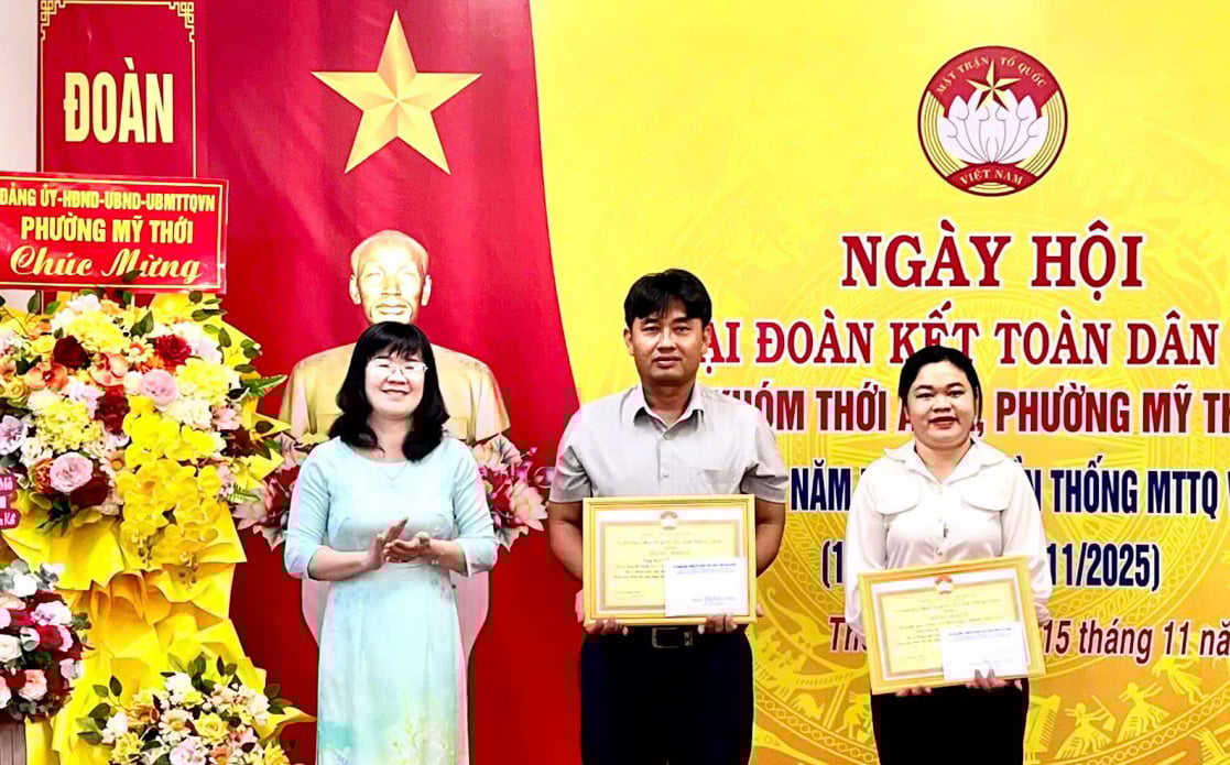 Vicepreședintele Comitetului Provincial al Frontului Patriei Vietnam a participat la Ziua Marii Unități în districtul My Thoi Trao thưởng cho tập thể, cá nhân