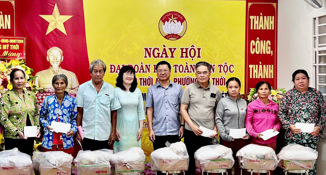 Vicepreședintele Comitetului Provincial al Frontului Patriei Vietnam a participat la Ziua Marii Unități în districtul My Thoi