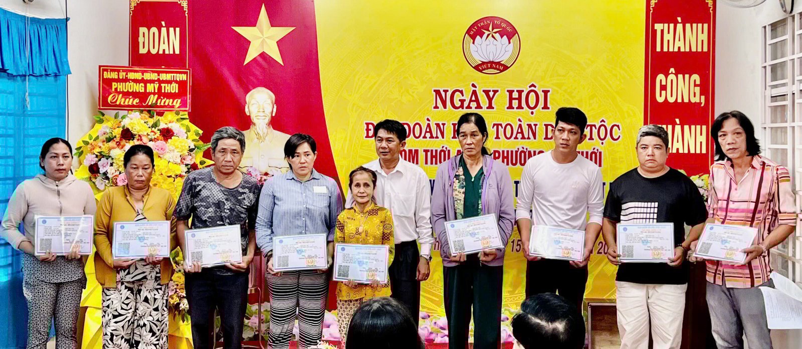 Vicepreședintele Comitetului Provincial al Frontului Patriei Vietnam a participat la Ziua Marii Unități în districtul My Thoi Tặng quà và thẻ BHYT cho các hộ dân trong ngày hội Đại đoàn kết toàn dân tộc