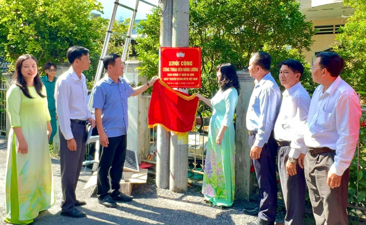 Vicepreședintele Comitetului Provincial al Frontului Patriei Vietnam a participat la Ziua Marii Unități în districtul My Thoi Đại biểu thực hiện nghi thức khởi công công trình đèn năng lượng