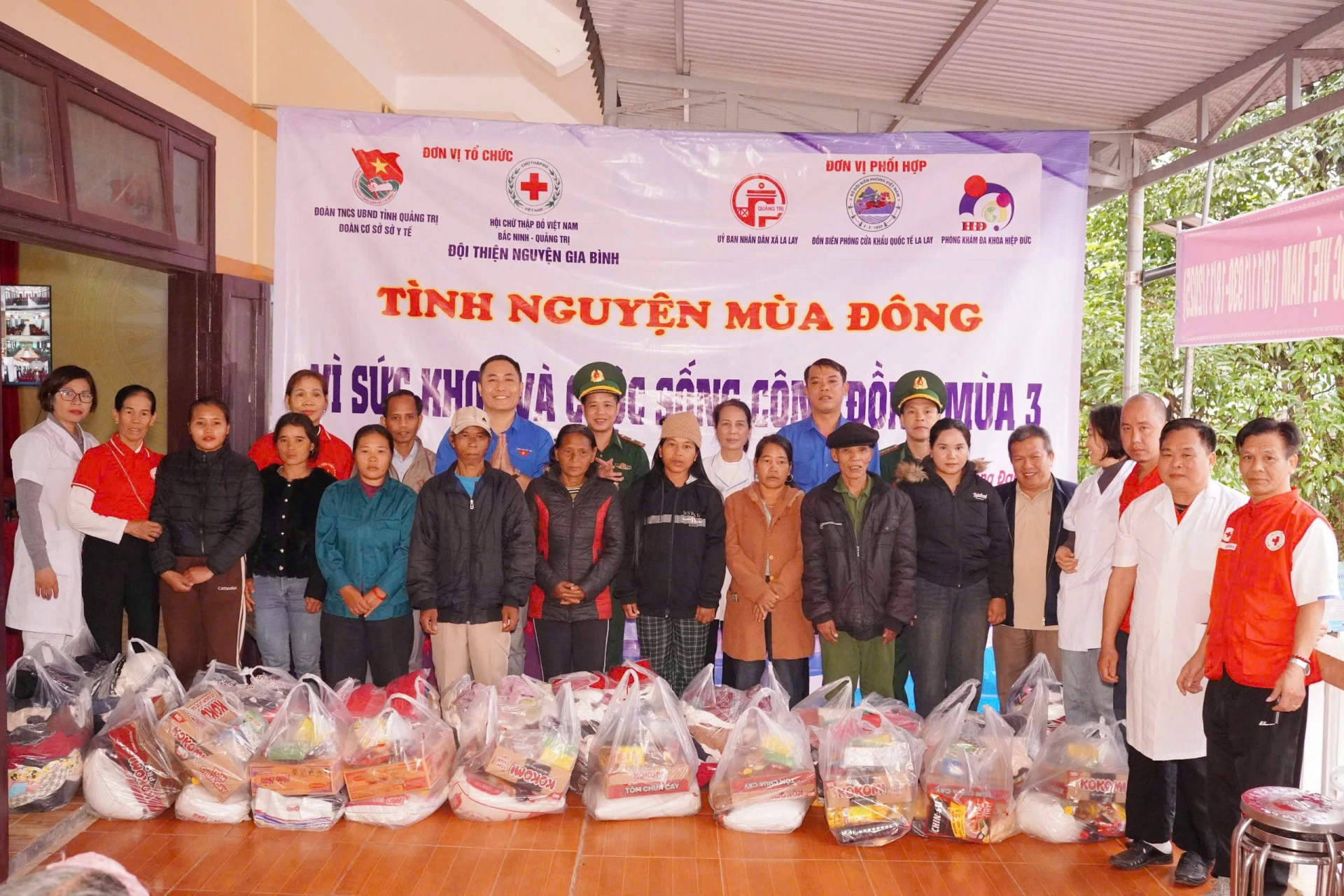 برگزارکنندگان این برنامه ۳۰۰ هدیه به گروههای قومی برو-وان کیو و پا کو در کمون لا لی اهدا کردند. عکس: X.P