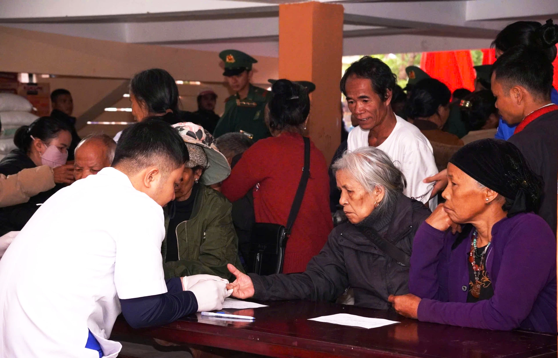 بیش از ۴۰۰ نفر معاینه شدند و دارو و مشاوره بهداشتی رایگان دریافت کردند.