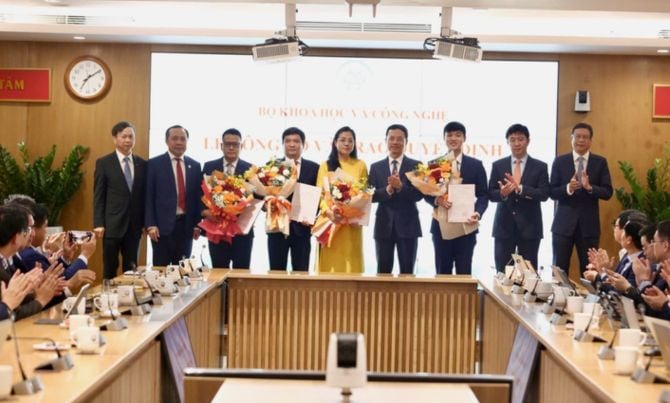 ថ្នាក់ដឹកនាំក្រសួងវិទ្យាសាស្ត្រ និងបច្ចេកវិទ្យាបានថតរូបអនុស្សាវរីយ៍ជាមួយបុគ្គលដែលទទួលបានការសម្រេច។ រូបថត៖ មជ្ឈមណ្ឌលទំនាក់ទំនងវិទ្យាសាស្ត្រ និងបច្ចេកវិទ្យា។ Lãnh đạo Bộ Khoa học và Công nghệ chụp ảnh lưu niệm cùng các cá nhân được nhận quyết định. Ảnh: Trung tâm Truyền thông KH&CN.