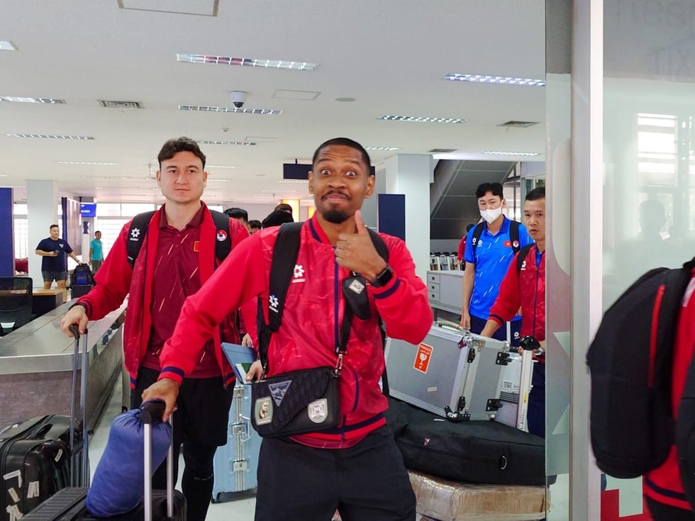 HLV Kim Sang-sik và đội tuyển Việt Nam đã đến Lào an toàn, không chủ quan khi đấu chủ nhà- Ảnh 4.