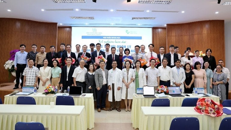 Účastníci workshopu si pořídili památeční fotografii. img-0653-9968.jpg