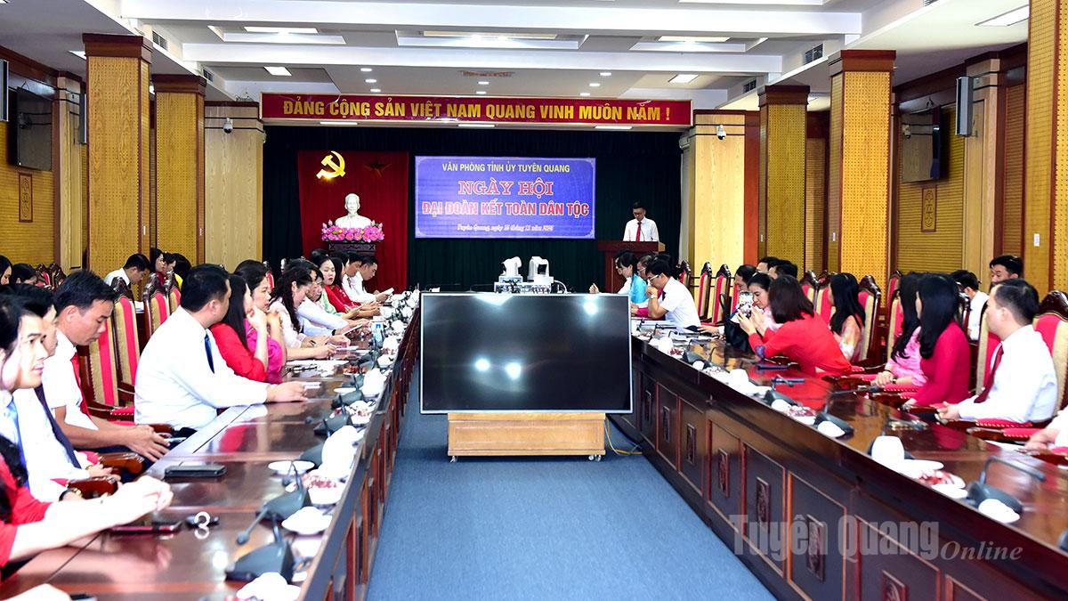 គណៈប្រតិភូបានចូលរួមទិវាឯកភាពជាតិដ៏អស្ចារ្យ នៅទីស្នាក់ការគណៈកម្មាធិការបក្សខេត្ត។