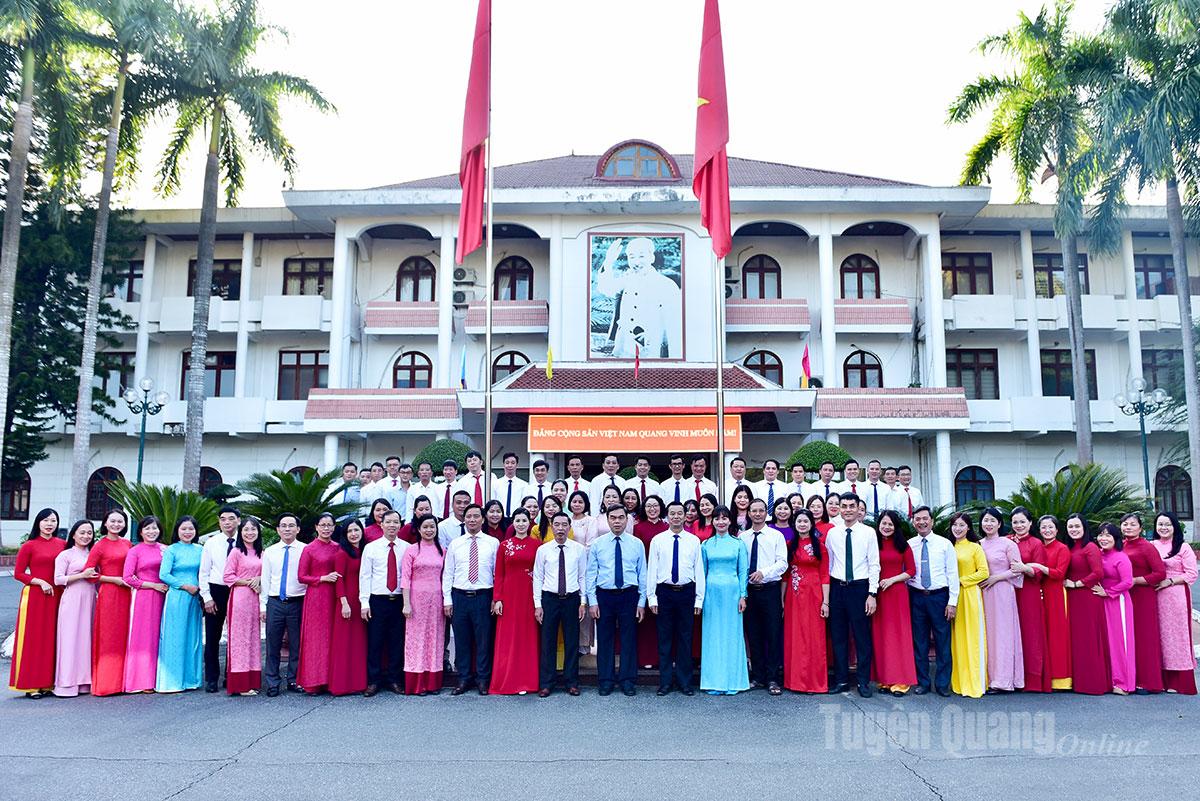 សមមិត្ត Ma The Hong អនុលេខាគណៈកម្មាធិការបក្សខេត្ត ប្រធានគណៈកម្មាធិការរណសិរ្សមាតុភូមិខេត្ត បានថតរូបអនុស្សាវរីយ៍ជាមួយបុគ្គលិក មន្ត្រីរាជការ និងនិយោជិតនៃការិយាល័យគណៈកម្មាធិការបក្សខេត្ត។