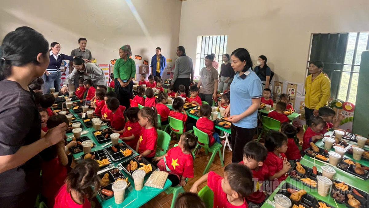 طلباء کے لیے رضاکاروں کی طرف سے گرم گرم کھانا پکایا گیا۔