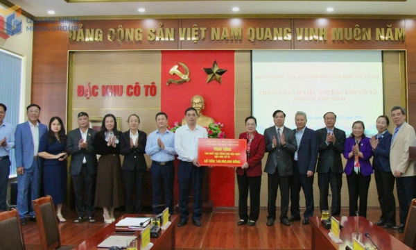 Hội Khuyến học Việt Nam trao 100 triệu đồng cho học sinh vượt khó tại Cô Tô