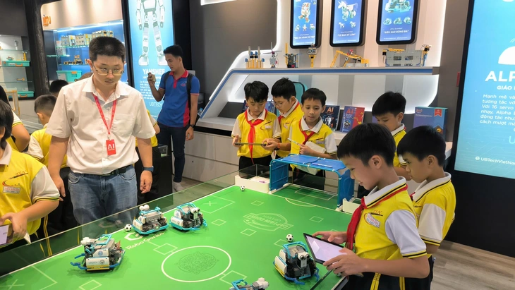 សិស្សសាលាបឋមសិក្សាស្វែងយល់អំពី AI នៅឧទ្យានបច្ចេកវិទ្យាខ្ពស់ទីក្រុងហូជីមិញ - រូបថត ២. Học sinh tiểu học tìm hiểu về AI tại Khu công nghệ cao TP.HCM - Ảnh 2.