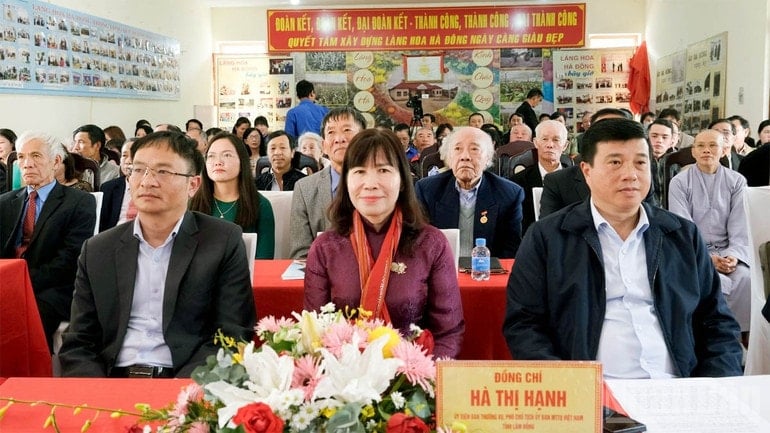 Lam Dongs provinsielle partisekretær Y Thanh Ha Nie Kdam og ledere av Vietnams fedrelandsfrontkomité i provinsen og Lam Vien-Da Lat-distriktet deltok på festivalen. ndo_br_13.jpg