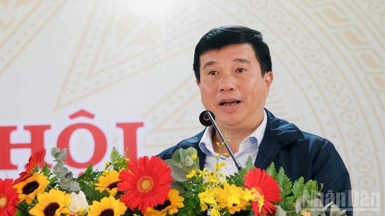 Y Thanh Ha Nie Kdam, partisekretær i Lam Dong-provinsen, roste prestasjonene til folket i boliggruppene Ha Dong 1, 2 og 3 i Lam Vien-distriktet i Da Lat. ndo_br_7.jpg