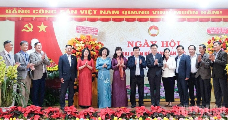 Lam Dong provinsielle partisekretær og lederne i provinsen og Lam Vien-Da Lat-distriktet feiret festivalen sammen med folket i boliggruppene Ha Dong 1, 2 og 3. ndo_br_1-8565.jpg