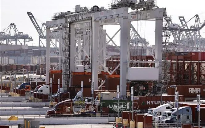 Vista de um porto de carga em Los Angeles, Califórnia, EUA. Foto: THX/TTXVN Quang cảnh cảng hàng hóa tại Los Angeles, California, Mỹ. Ảnh: THX/TTXVN