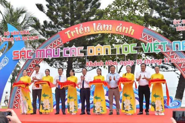 លើកតម្កើងអត្តសញ្ញាណជនជាតិចំនួន ៥៤ ក្នុងពិព័រណ៍រូបថត “ពណ៌នៃជនជាតិវៀតណាម” - រូបថត ២. Tôn vinh bản sắc 54 dân tộc tại Triển lãm ảnh “Sắc màu các dân tộc Việt Nam” - Ảnh 2.