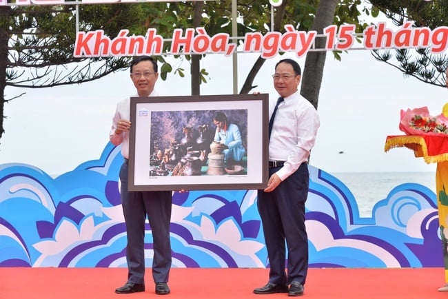 លើកតម្កើងអត្តសញ្ញាណជនជាតិចំនួន ៥៤ ក្នុងពិព័រណ៍រូបថត “ពណ៌នៃជនជាតិវៀតណាម” - រូបថត ៣. Tôn vinh bản sắc 54 dân tộc tại Triển lãm ảnh “Sắc màu các dân tộc Việt Nam” - Ảnh 3.