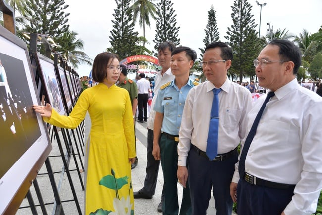 លើកតម្កើងអត្តសញ្ញាណជនជាតិចំនួន ៥៤ ក្នុងពិធីតាំងពិព័រណ៌រូបថត “ពណ៌នៃជនជាតិវៀតណាម” - រូបថត ៤. Tôn vinh bản sắc 54 dân tộc tại Triển lãm ảnh “Sắc màu các dân tộc Việt Nam” - Ảnh 4.