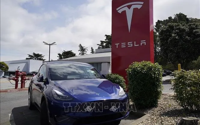 Uma loja da Tesla em San Mateo, Califórnia, EUA. Foto: THX/TTXVN Một cửa hàng của Tesla ở San Mateo, California, Mỹ. Ảnh: THX/TTXVN