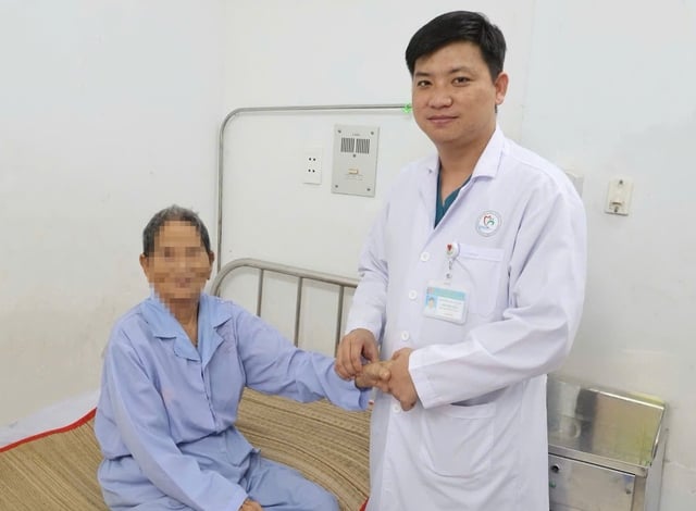 Salvando o braço de uma mulher de 93 anos com oclusão arterial aguda - Foto 1. Cứu sống cánh tay của cụ bà 93 tuổi bị tắc động mạch cấp- Ảnh 1.