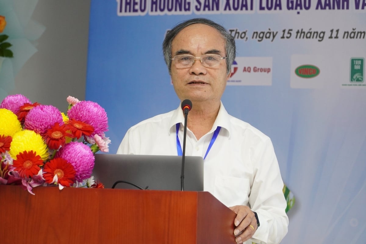 O Prof. Dr. Nguyen Van Tuat, Presidente da Associação Vietnamita de Ciência e Tecnologia de Proteção de Plantas (VNPPA), avaliou a situação atual do uso de pesticidas biológicos. Foto: Kim Anh. GS.TS Nguyễn Văn Tuất - Chủ tịch Hội Khoa học kỹ thuật Bảo vệ thực vật Việt Nam (VNPPA) đánh giá thực trạng sử dụng thuốc BVTV sinh học hiện nay. Ảnh: Kim Anh.