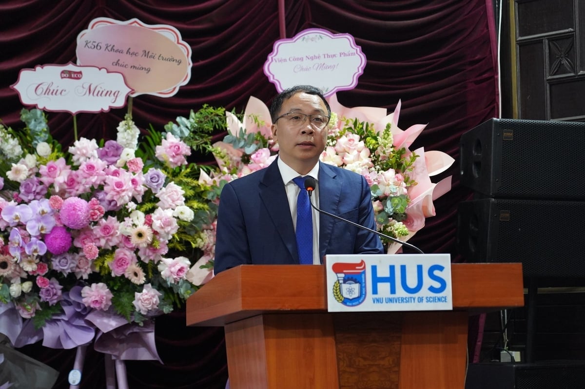 យោងតាមសាស្ត្រាចារ្យរង បណ្ឌិត Tran Manh Cuong - នាយករងនៃសាកលវិទ្យាល័យវិទ្យាសាស្ត្រធម្មជាតិ បន្ទាប់ពី 30 ឆ្នាំពីមូលដ្ឋានគ្រឹះដំបូង មហាវិទ្យាល័យបរិស្ថានបានអភិវឌ្ឍទៅជាអង្គភាពរឹងមាំនៃសាកលវិទ្យាល័យ។ រូបថត៖ ម៉ៃ ដាន។ Theo PGS.TS. Trần Mạnh Cường - Phó Hiệu trưởng Trường Đại học Khoa học Tự nhiên, trải qua 30 năm từ những nền móng ban đầu, Khoa Môi trường đã phát triển thành một đơn vị mạnh của Nhà trường. Ảnh: Mai Đan.