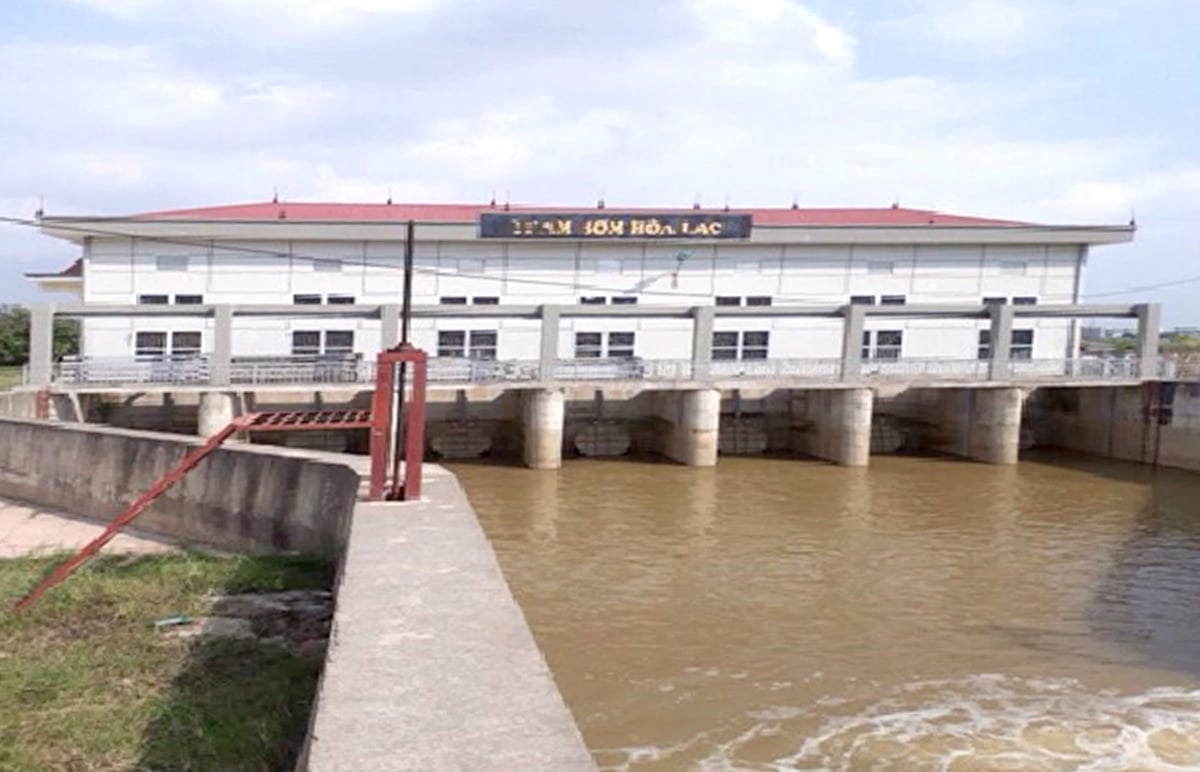 ハノイ市は、農業環境局長に灌漑分野の行政手続きを管轄する権限を与えた。写真:ハノイ農業環境局 Hà Nội ủy quyền cho Giám đốc Sở Nông nghiệp và Môi trường giải quyết thủ tục hành chính lĩnh vực thủy lợi. Ảnh: Sở Nông nghiệp và Môi trường Hà Nội.