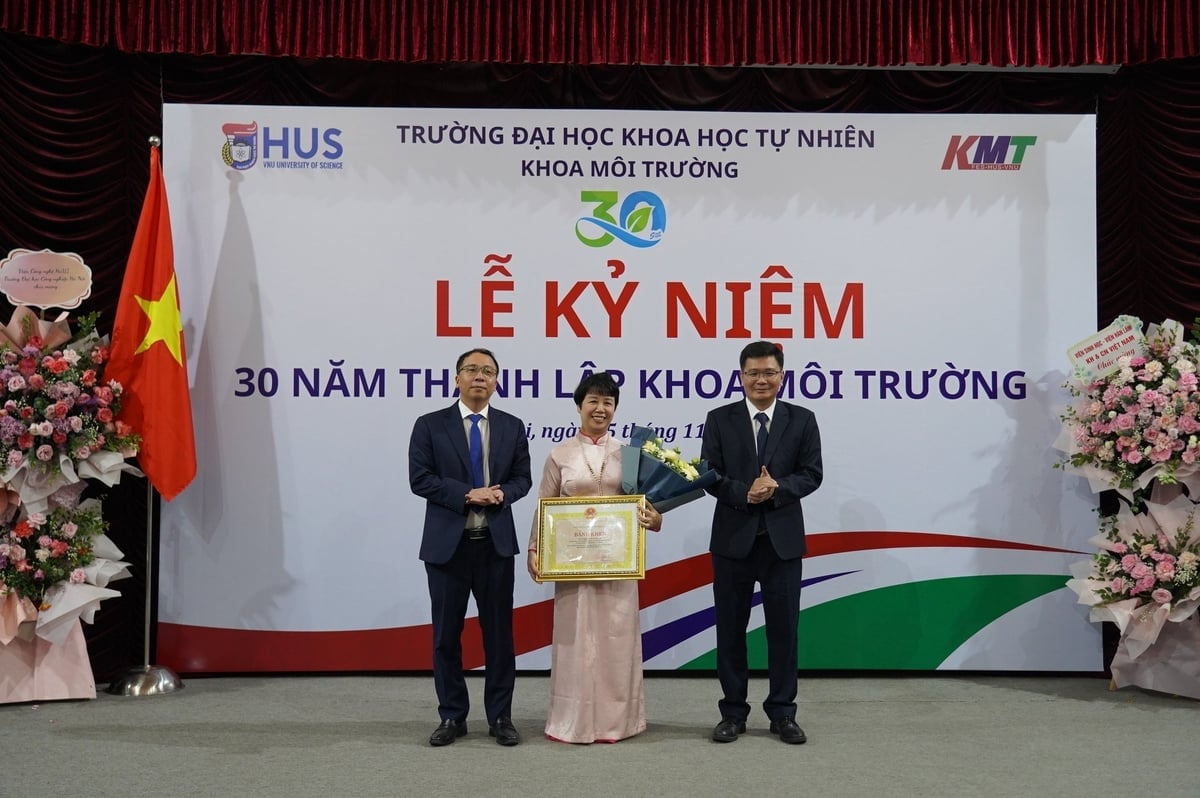 សាស្ត្រាចារ្យរង បណ្ឌិត Tran Manh Cuong - សាកលវិទ្យាធិការរងនៃសាកលវិទ្យាល័យវិទ្យាសាស្ត្រធម្មជាតិ និងជាសាស្រ្តាចារ្យបណ្ឌិត Nguyen Manh Khai - ប្រធានមហាវិទ្យាល័យបរិស្ថាន ផ្តល់សិទ្ធិដោយនាយកសាកលវិទ្យាល័យជាតិវៀតណាម ទីក្រុងហាណូយ ប្រគល់វិញ្ញាបនបត្រកុសលជូនសាស្ត្រាចារ្យរង បណ្ឌិត Nguyen Kieu Bang Tam - សាស្ត្រាចារ្យនៃមហាវិទ្យាល័យបរិស្ថាន។ រូបថត៖ Minh Nguyet។ PGS.TS. Trần Mạnh Cường - Phó Hiệu trưởng Trường Đại học Khoa học Tự nhiên và GS.TS Nguyễn Mạnh Khải - Trưởng khoa Môi trường thừa ủy quyền trao Bằng khen của Giám đốc Đại học Quốc gia Hà Nội cho PGS.TS. Nguyễn Kiều Băng Tâm - giảng viên Khoa Môi trường. Ảnh: Minh Nguyệt.