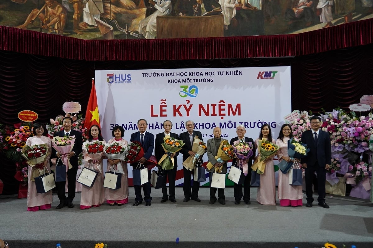 សាស្ត្រាចារ្យបណ្ឌិត Nguyen Manh Khai ប្រធានមហាវិទ្យាល័យបរិស្ថានបានប្រគល់អំណោយដល់អតីតនាយករងមហាវិទ្យាល័យ និងអតីតសាស្ត្រាចារ្យ បុគ្គលិក និងអ្នកស្រាវជ្រាវនៃមហាវិទ្យាល័យ។ រូបថត៖ Minh Nguyet។ GS.TS Nguyễn Mạnh Khải – Trưởng khoa Môi trường tặng quà tri ân nguyên Phó Trưởng khoa và các cựu giảng viên, cán bộ, nghiên cứu viên của Khoa. Ảnh: Minh Nguyệt.