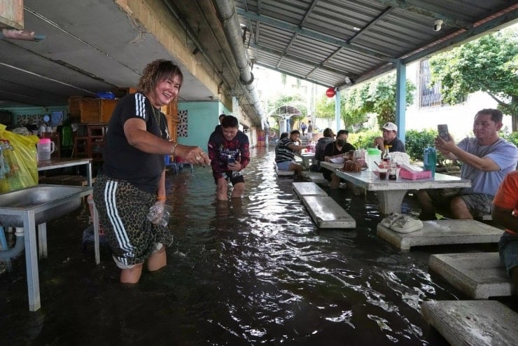 فيضانات غير عادية ضاعفت حتى إيرادات المطاعم. الصورة: أسوشيتد برس.