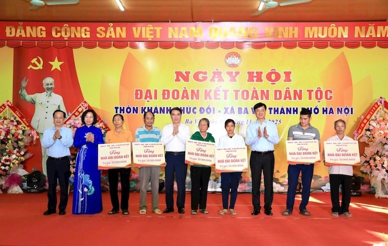 Para pemimpin kota Hanoi memberikan dana untuk mendukung pembangunan rumah solidaritas bagi warga komunitas Ba Vi.