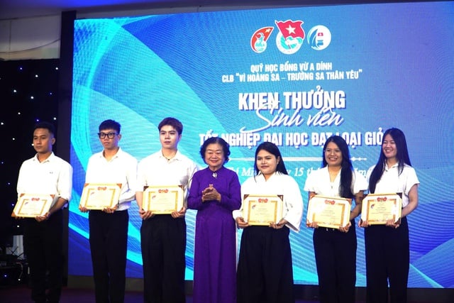 Học bổng đồng hành, hỗ trợ sinh viên suốt chặng đường học đại học  - Ảnh 1.