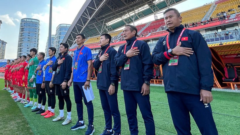 គ្រូបង្វឹក Dinh Hong Vinh (ស្តាំស្តាំ) ពេញចិត្តនឹងទម្រង់លេងរបស់កីឡាកររបស់គាត់ទល់នឹងគូប្រជែងខ្លាំង U22 Uzbekistan។ (រូបថត៖ VFF)