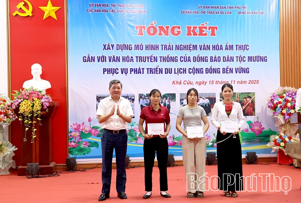 Sammanfattning av att bygga en modell för att uppleva traditionell Muong-etnisk kultur