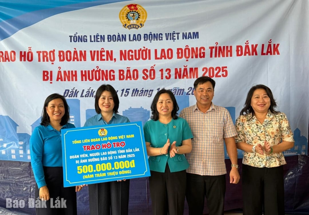 Kamrat Thai Thu Xuong, ständig vice ordförande för Vietnams allmänna arbetarförbund, överlämnade en stödsymbol på 500 miljoner VND till fackföreningsmedlemmar och arbetare i provinsen som drabbades av storm nr 13.