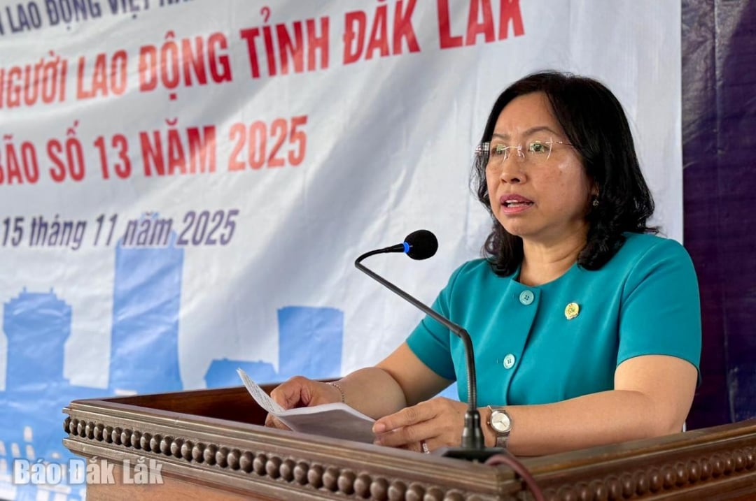 Kamrat Thai Thu Xuong, ständig vice ordförande för Vietnams allmänna arbetarförbund, talade vid programmet.