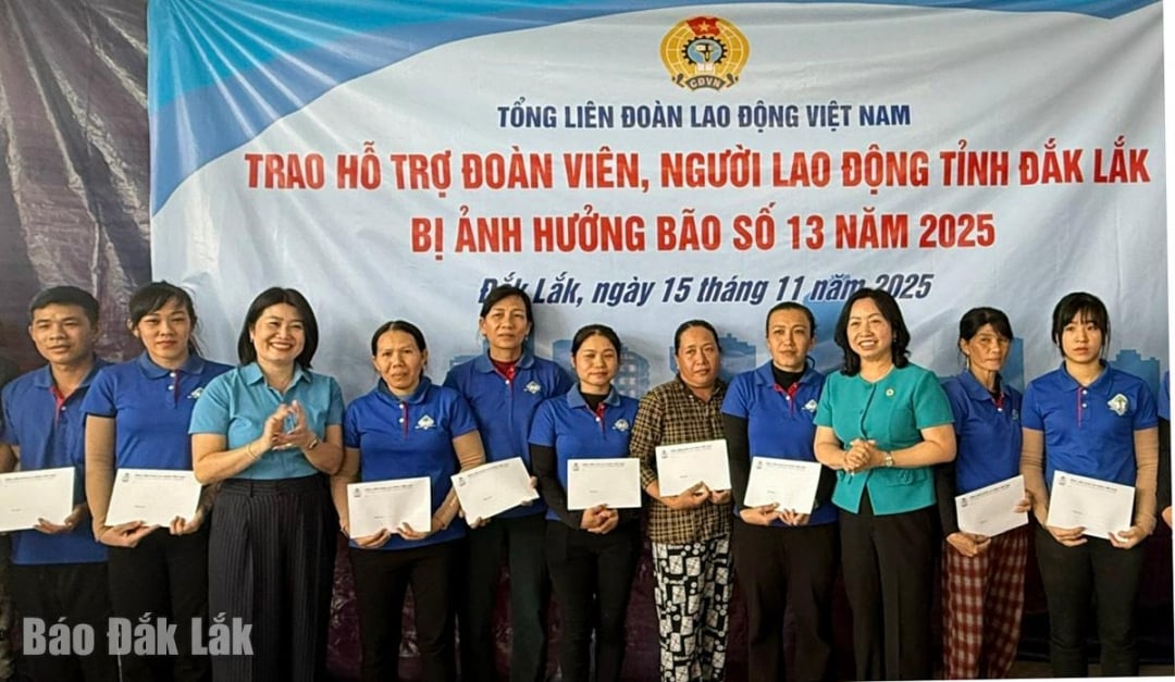 Kamraterna Thai Thu Xuong, ständig vice ordförande för Vietnams allmänna arbetstagarförbund; Nguyen Ngoc Huyen, ständig vice ordförande för den provinsiella arbetstagarförbundet, överlämnade gåvor till stöd för fackliga medlemmar och anställda i företaget.