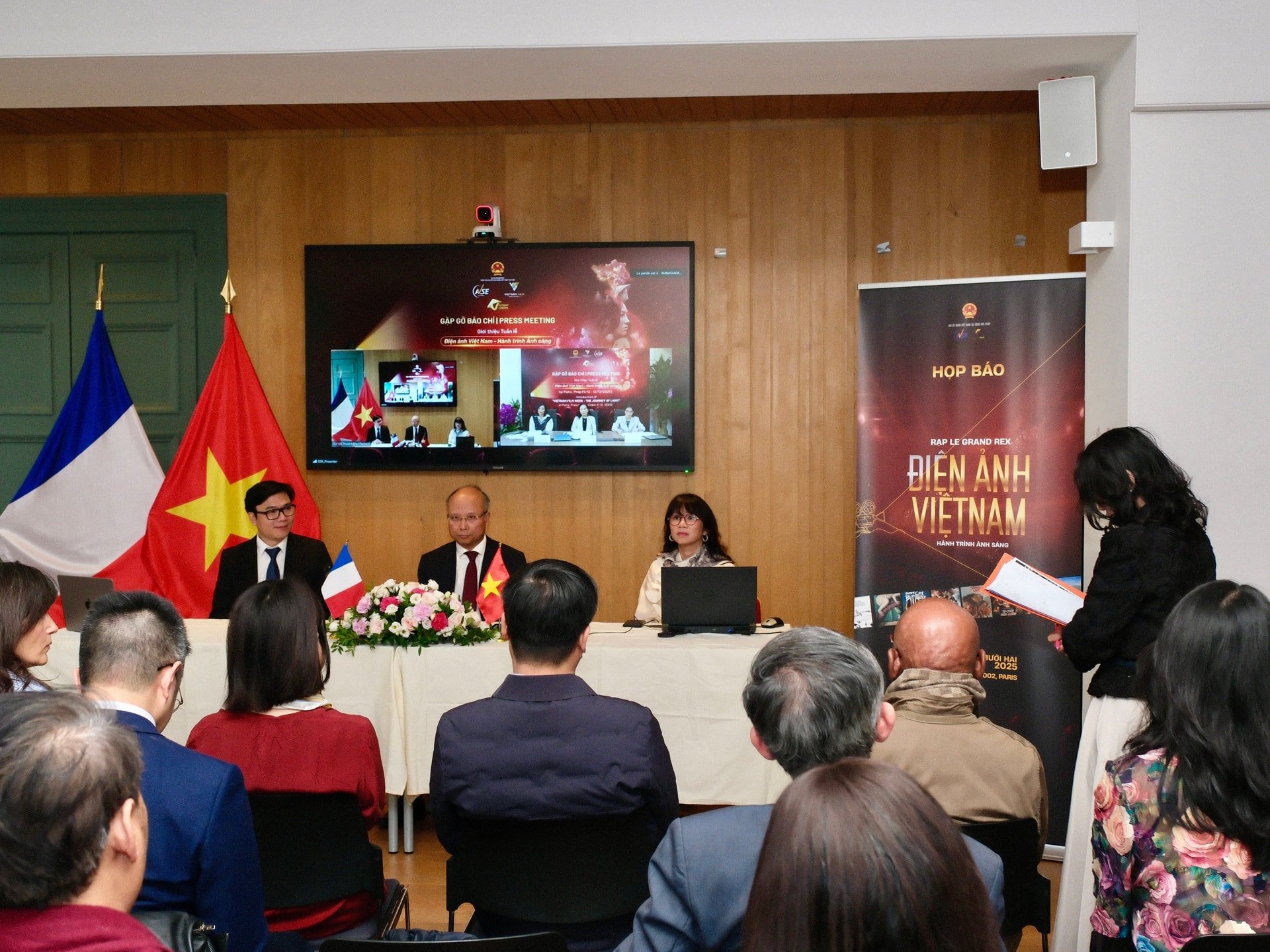 De reis om de Vietnamese cinema naar Hành trình đưa điện ảnh Việt Nam đến