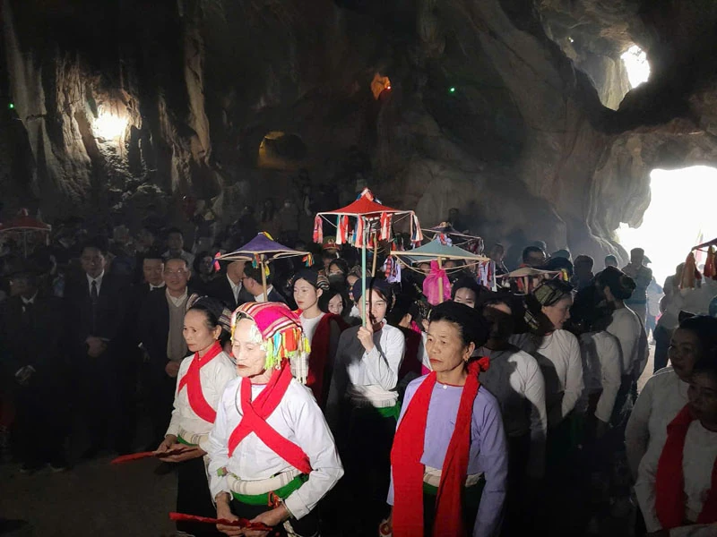 שימור וקידום פסטיבלים של העם התאילנדי בתאן הואה