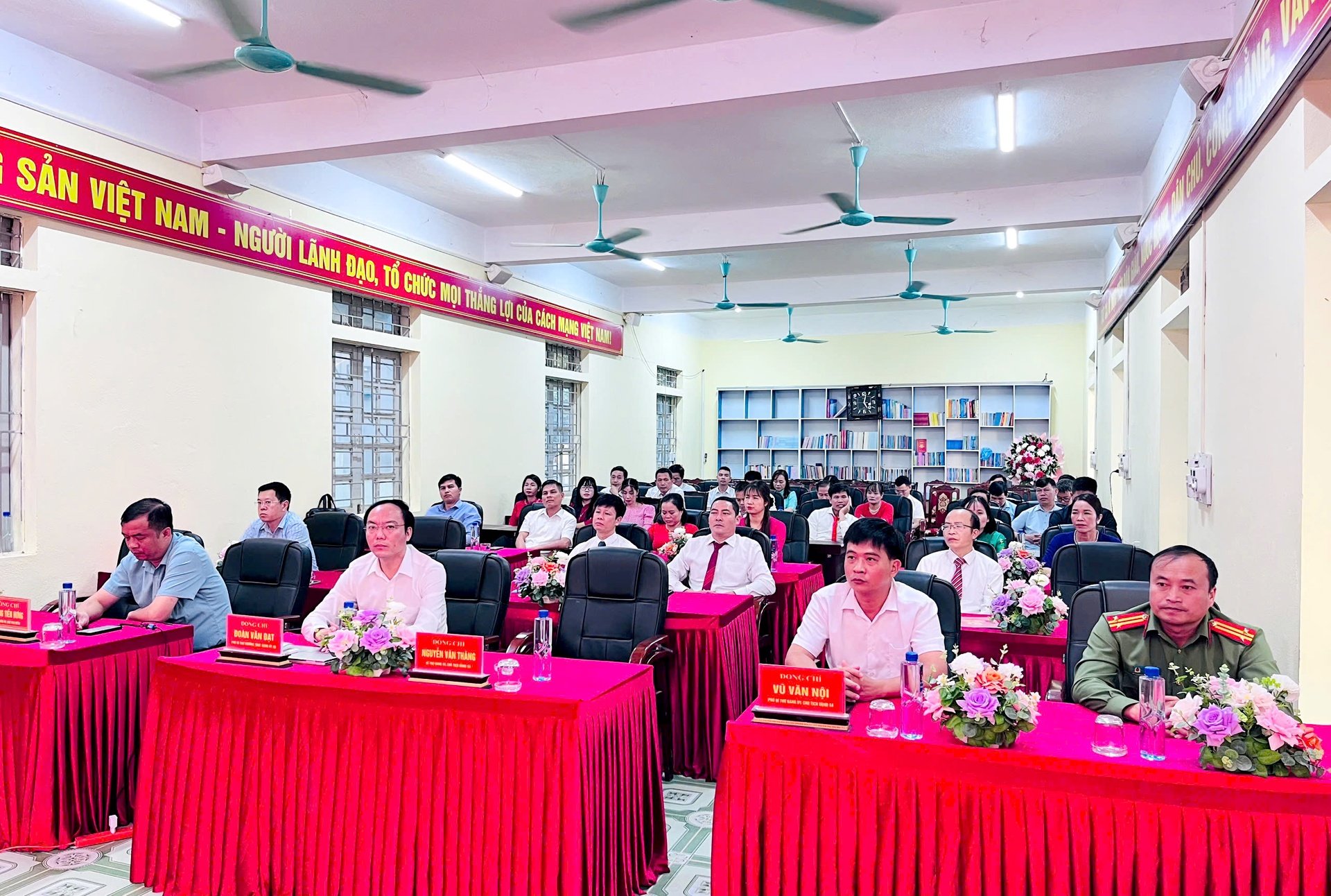 Afgevaardigden die de vergadering bijwonen. Các đại biểu dự buổi gặp mặt.