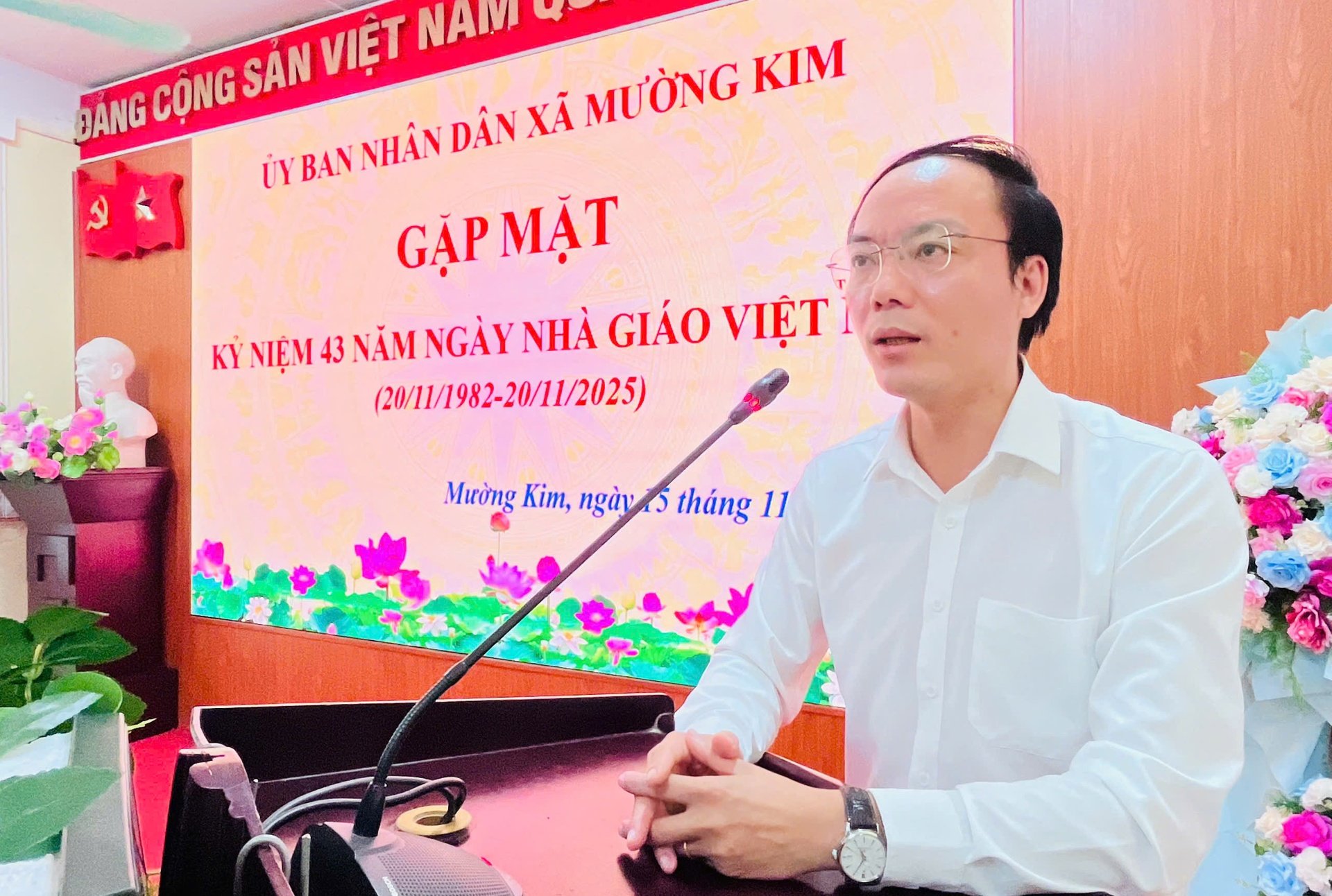 Kameraad Doan Van Dat, vaste adjunct-secretaris van het Communepartijcomité, sprak tijdens de vergadering. Đồng chí Đoàn Văn Đạt - Phó Bí thư Thường trực Đảng ủy xã phát biểu tại buổi gặp mặt.