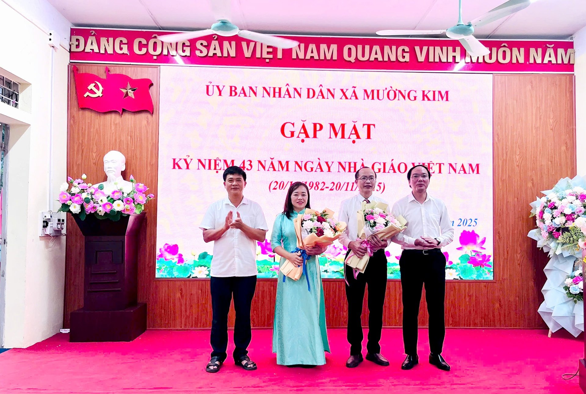 Leiders van de Muong Kim-commune overhandigden bloemen om hun dank te betuigen voor de bijdragen van het personeel en de leraren in de regio op de Vietnamese Lerarendag, 20 november. Lãnh đạo xã Mường Kim tặng hoa chúc mừng nhằm tri ân những đóng góp của đội ngũ cán bộ, giáo viên trên địa bàn nhân ngày Nhà giáo Việt Nam 20/11.