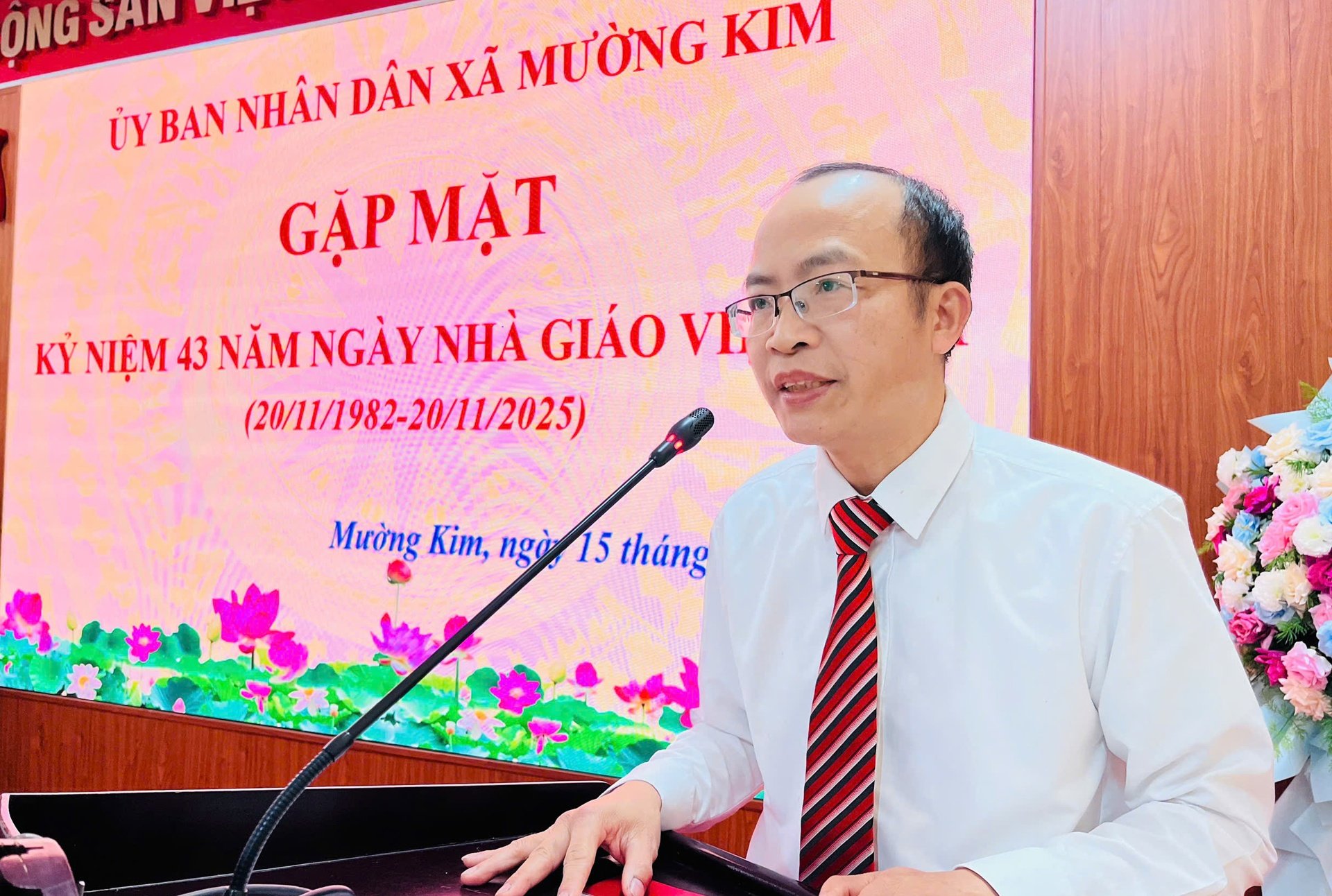 Tijdens de bijeenkomst deelde leraar Nguyen Van Len, directeur van de Muong Kim basisschool, zijn gedachten en gevoelens over het lerarenberoep. Thầy giáo Nguyễn Văn Lên - Hiệu trưởng Trường Tiểu học xã Mường Kim chia sẻ tâm tư, tình cảm của nghề giáo tại buổi gặp mặt.