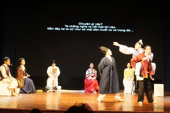 Nghệ sĩ Hàn Quốc diễn kịch hài dân gian, khán giả và nghệ sĩ TP HCM thích thú - Ảnh 2.