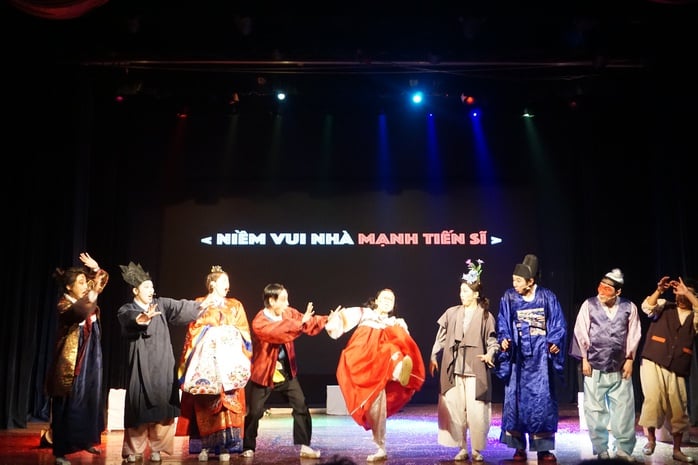 Nghệ sĩ Hàn Quốc diễn kịch hài dân gian, khán giả và nghệ sĩ TP HCM thích thú - Ảnh 4.