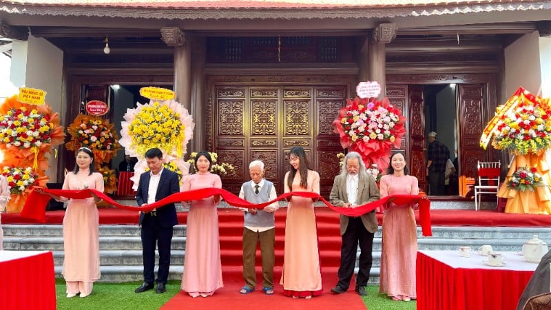 Peresmian kuil keluarga Nguyen - tempat untuk mengenang dan memberi penghormatan kepada musisi Van Cao, simbol patriotisme dan seni nasional.