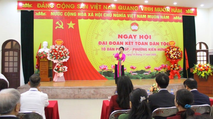 کین ہنگ وارڈ: مل کر قومی یکجہتی کی مضبوطی کو محفوظ اور مزید فروغ دیں - تصویر 2۔ Phường Kiến Hưng: Cùng nhau gìn giữ, phát huy hơn nữa sức mạnh đại đoàn kết toàn dân tộc- Ảnh 2.