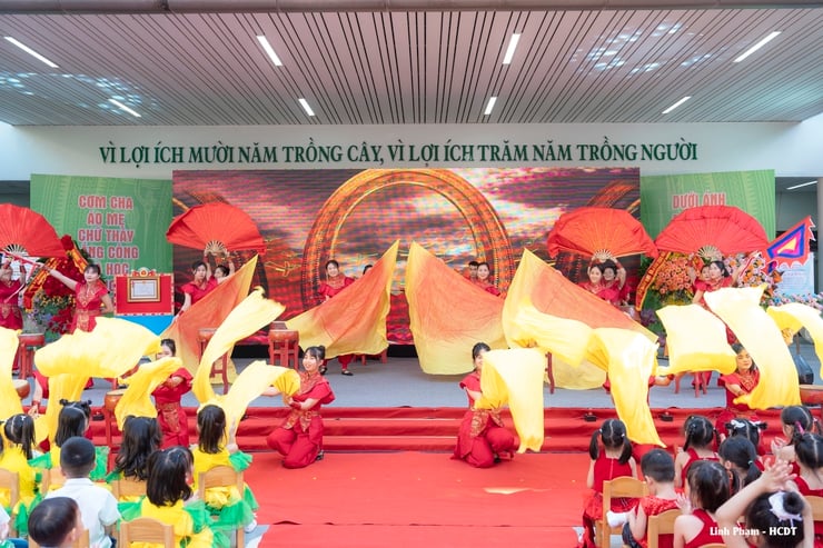 سائی ڈونگ اربن کنڈرگارٹن کو 20 نومبر کے موقع پر تھرڈ کلاس لیبر میڈل ملا - تصویر 1۔ Trường Mầm non Đô thị Sài Đồng đón nhận Huân chương Lao động hạng Ba nhân dịp 20/11- Ảnh 1.