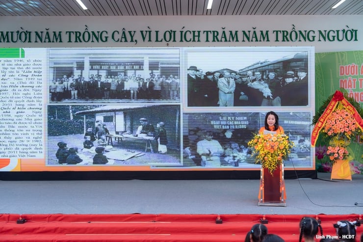 سائی ڈونگ اربن کنڈرگارٹن نے 20 نومبر کے موقع پر تھرڈ کلاس لیبر میڈل حاصل کیا - تصویر 2۔ Trường Mầm non Đô thị Sài Đồng đón nhận Huân chương Lao động hạng Ba nhân dịp 20/11- Ảnh 2.