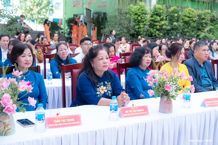 سائی ڈونگ اربن کنڈرگارٹن کو 20 نومبر کے موقع پر تھرڈ کلاس لیبر میڈل ملا - تصویر 3۔ Trường Mầm non Đô thị Sài Đồng đón nhận Huân chương Lao động hạng Ba nhân dịp 20/11- Ảnh 3.