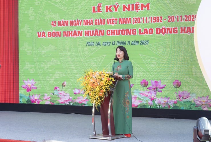 سائی ڈونگ اربن کنڈرگارٹن کو 20 نومبر کے موقع پر تھرڈ کلاس لیبر میڈل ملا - تصویر 4۔ Trường Mầm non Đô thị Sài Đồng đón nhận Huân chương Lao động hạng Ba nhân dịp 20/11- Ảnh 4.